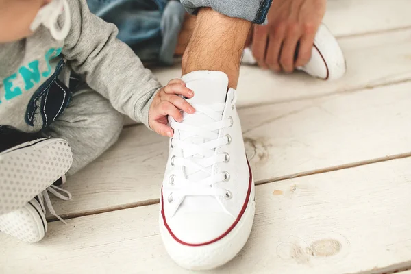 Mano del bambino sulla scarpa del padre primo piano — Foto Stock