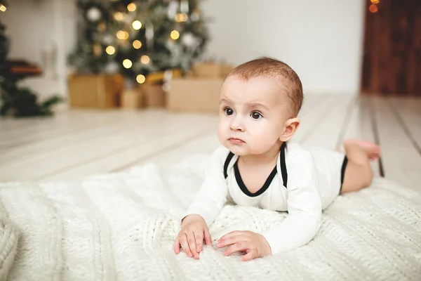 Menino na criança no chão de madeira sobre árvore de Natal — Fotografia de Stock