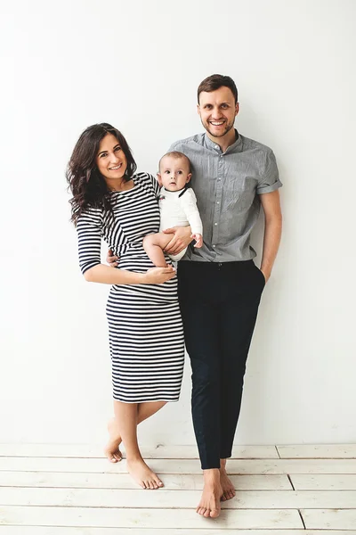 Felice giovane padre madre e bambino ragazzo su sfondo bianco — Foto Stock