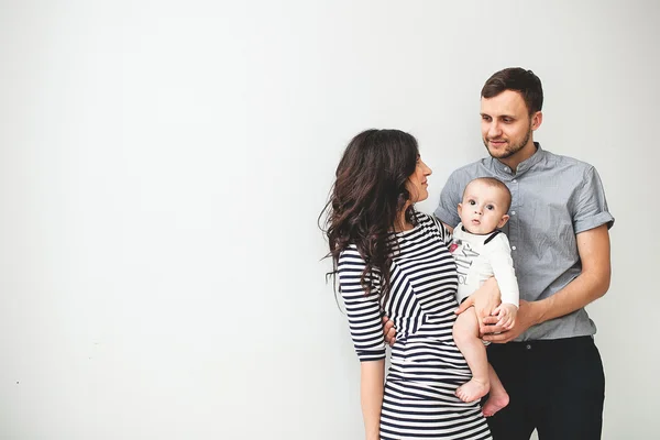 Boldog, fiatal apa, anya és a baba fiú felső fehér háttér — Stock Fotó