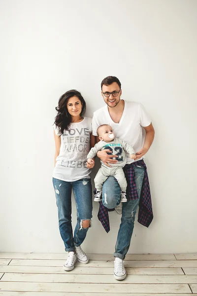 Hipster padre, madre sosteniendo lindo bebé niño sobre blanco backgrou —  Fotos de Stock