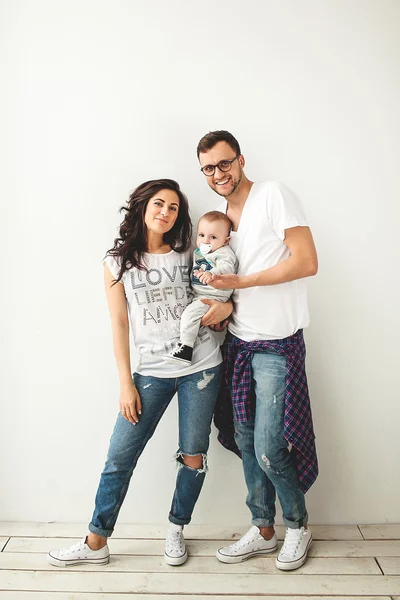 Hipster padre, madre sosteniendo lindo bebé niño sobre blanco backgrou —  Fotos de Stock