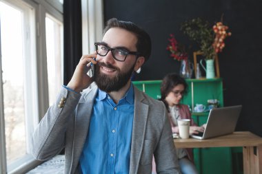 İşadamı gözlük ile smartphone içinde TZB üzerinde çalışan kadın