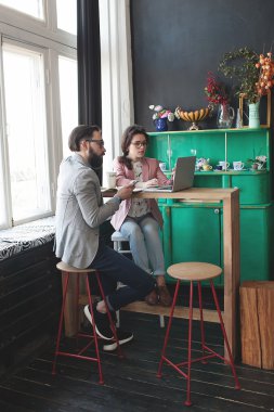 Modern takım çalışma dizüstü bilgisayar ile Cafe, kahve ile smartphone