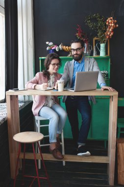 Modern takım çalışma dizüstü bilgisayar ile Cafe, kahve ile smartphone