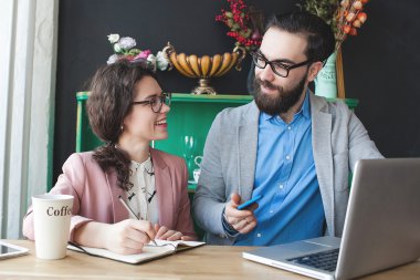 Modern takım çalışma dizüstü bilgisayar ile Cafe, kahve ile smartphone