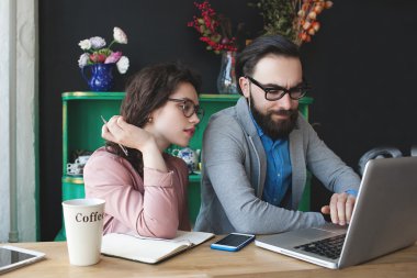 Modern takım çalışma dizüstü bilgisayar ile Cafe, kahve ile smartphone