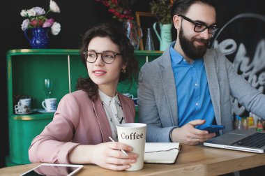 Modern takım çalışma dizüstü bilgisayar ile Cafe, kahve ile smartphone