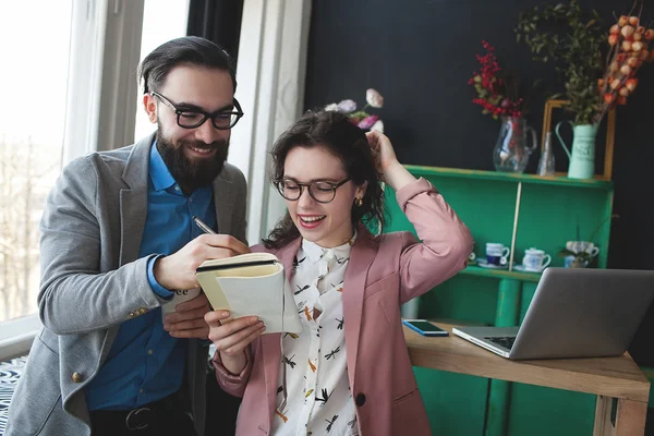 Moderno hombre de negocios en gafas discutiendo el trabajo con colega ove — Foto de Stock