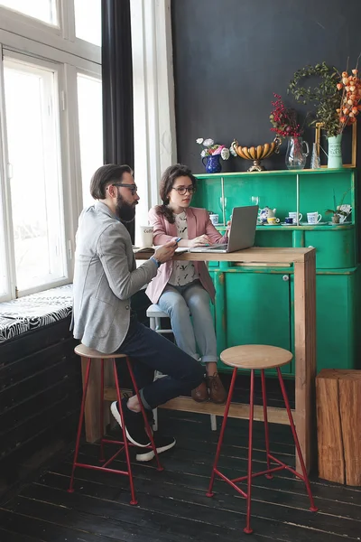 Équipe moderne travaillant dans un café avec ordinateur portable, smartphone avec café — Photo