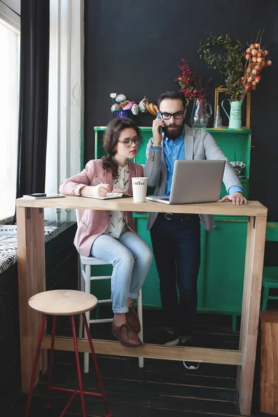 Equipo moderno que trabaja en la cafetería con el ordenador portátil, teléfono inteligente con café —  Fotos de Stock