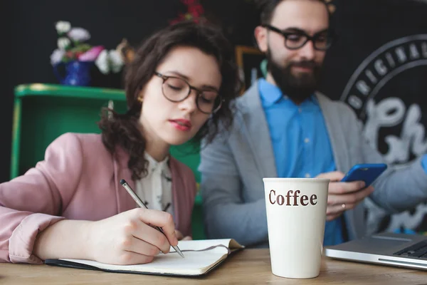 Moderne team dat werkt in café met laptop, smartphone met koffie — Stockfoto