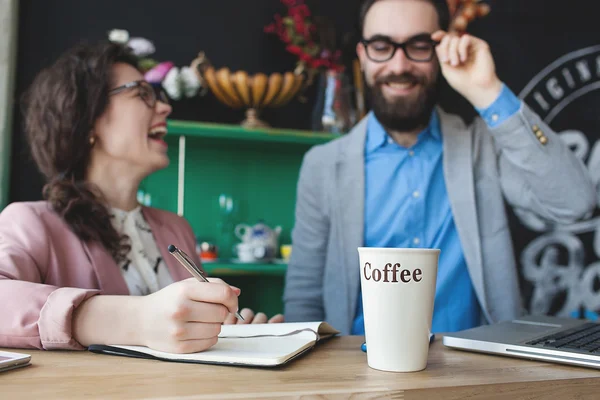 Equipo moderno que trabaja en la cafetería con el ordenador portátil, teléfono inteligente con café —  Fotos de Stock