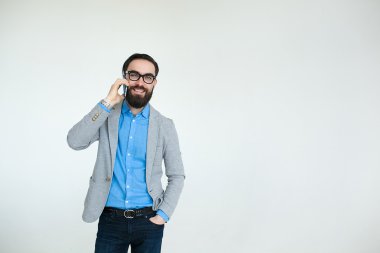 Beyaz arka plan üzerinde izole telefonu konuşurken bardaklarda hipster