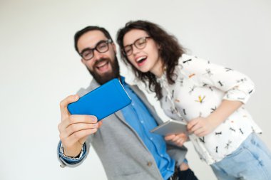 Hipster çift gözlük üzerine beyaz izole selfie yapma