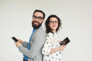 Hipster takım üzerinde beyaz izole smartphone tablet ile gözlük