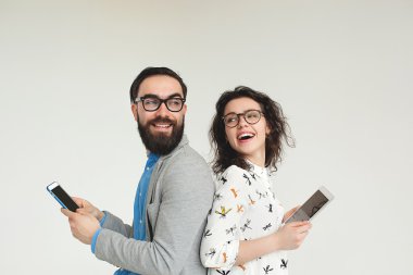 Hipster takım üzerinde beyaz izole smartphone tablet ile gözlük