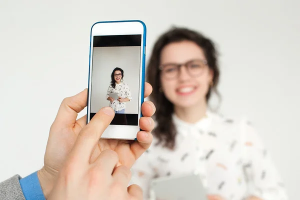 Smartphone tomando fotos de mujer joven en gafas con tableta — Foto de Stock