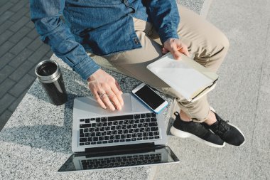 Smartphone, kahve tablet ve dizüstü adam açık havada eller