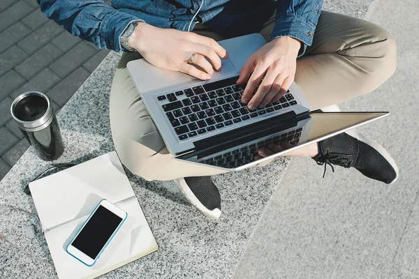 Smartphone, tableta de café y portátil en las manos del hombre al aire libre —  Fotos de Stock