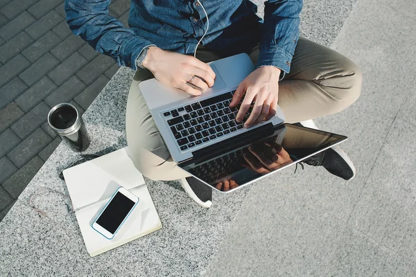 Smartphone, tableta de café y portátil en las manos del hombre al aire libre —  Fotos de Stock