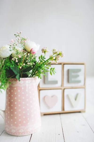 Lindas flores brancas em vaso no fundo de madeira — Fotografia de Stock