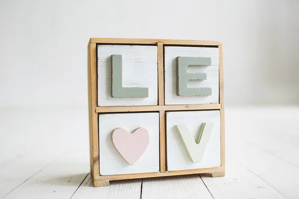 Amore lettere decorative sullo sfondo di legno bianco — Foto Stock