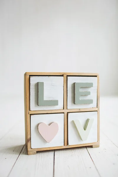 Láska ozdobné písmena na bílém pozadí dřevěná — Stock fotografie