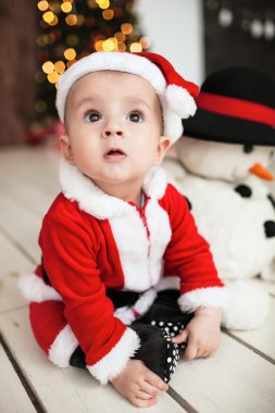 Xmas ağacı yakın yerdeki Noel Baba kıyafetli bebek