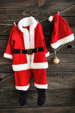 Küçük Noel Baba Süiti clothespins ahşap arka plan üzerinde üzerinde