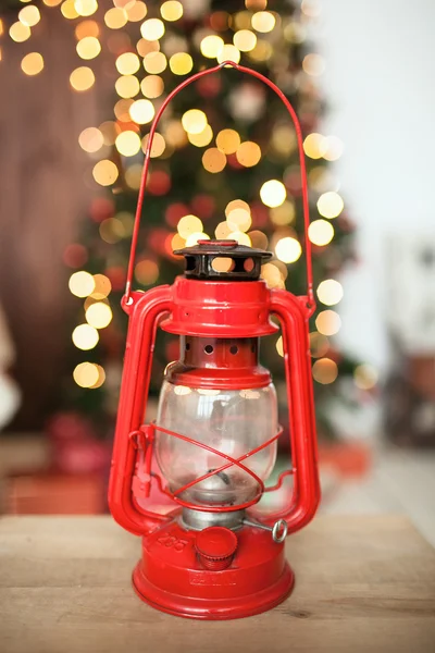 Lámpara de aceite vintage roja frente al árbol de Navidad — Foto de Stock