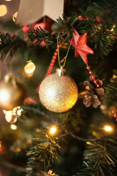 Hermosa habitación decorada de vacaciones con árbol de Navidad — Foto de Stock