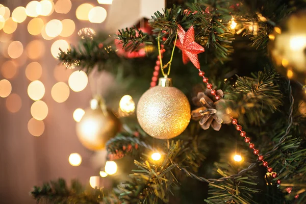 Mooie vakantie ingerichte kamer met kerstboom — Stockfoto