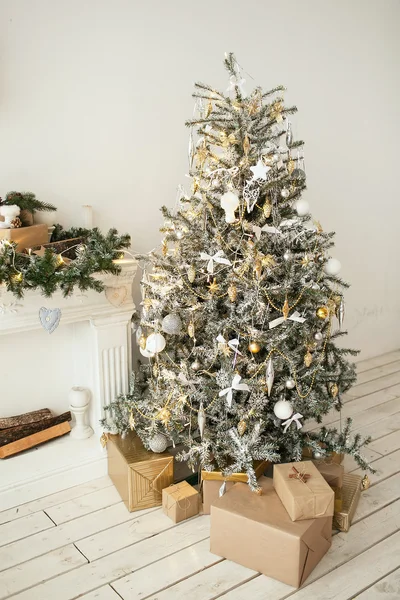 美丽的节日装饰圣诞树与介绍的房间 — 图库照片