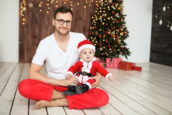 Hipster baba holding bebek Noel Baba kıyafetli — Stok fotoğraf