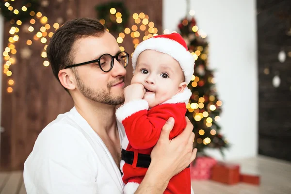 Hipster ojca gospodarstwo dziecka w garnitur santa — Zdjęcie stockowe