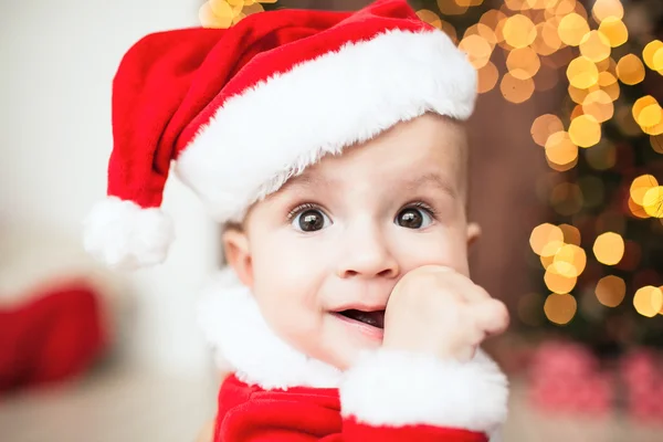 Bébé mignon en costume de Père Noël près de l'arbre de Noël — Photo