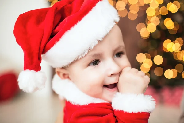 Şirin Bebek Santa Noel ağacının yanında uygun — Stok fotoğraf
