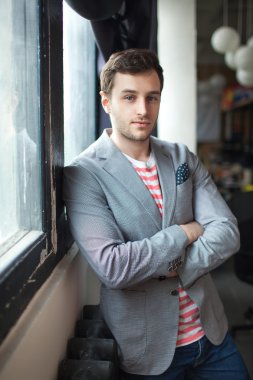 Hipster modern ofis ellerinde erkek göğsüne geçti