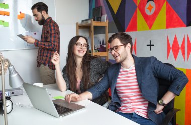 Yong hipster ekibi modern ofisinde çalışıyor