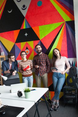 Modern ofisinde çalışan dört meslektaşlarının yaratıcı ekibi