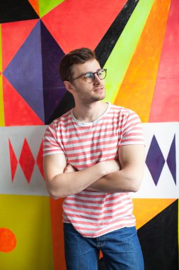 Hipster modern ofis ellerinde erkek göğsüne geçti