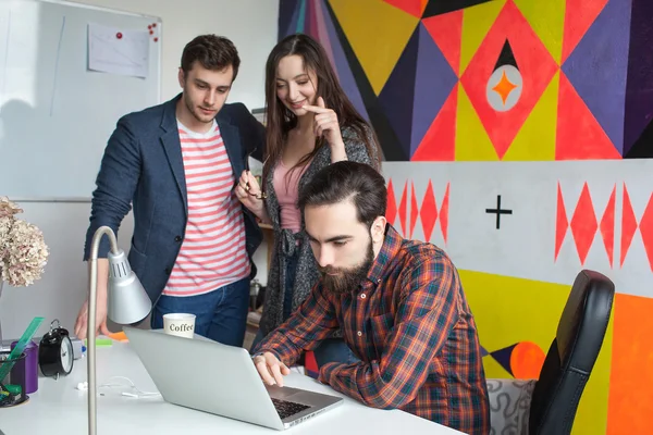 Yong Hipster Team arbeitet im modernen Büro — Stockfoto