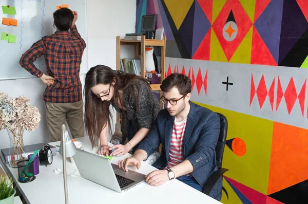 Yong hipster team working in modern office — Stock Photo, Image