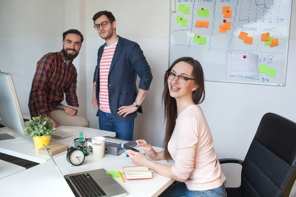 Equipe de três colegas que trabalham no escritório moderno — Fotografia de Stock