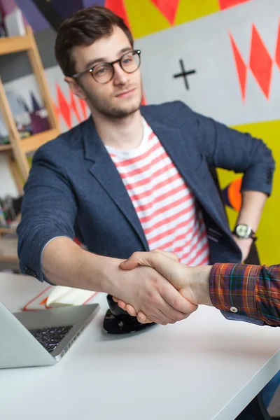 Mladý podnikatel se třese rukou partnera v řešení — Stock fotografie