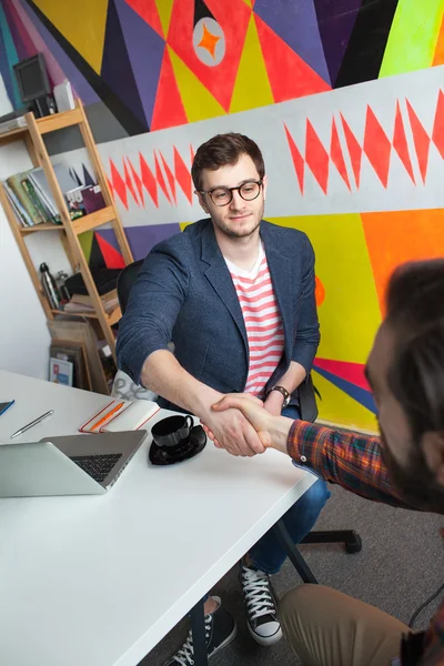 Jovem empresário está apertando as mãos do parceiro no negócio — Fotografia de Stock