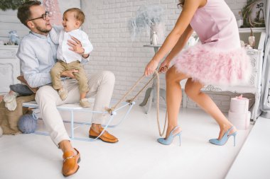 Genç aile eğleniyor kızak ile beyaz studio