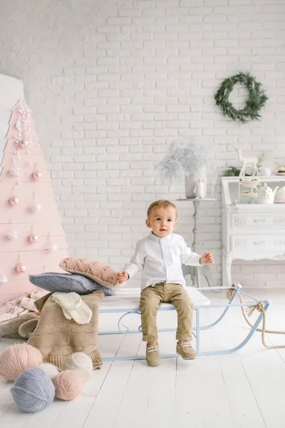 Bébé garçon seul sur luge jouer Noël décoré studio — Photo