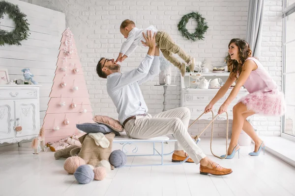 Genç aile eğleniyor kızak ile beyaz studio — Stok fotoğraf